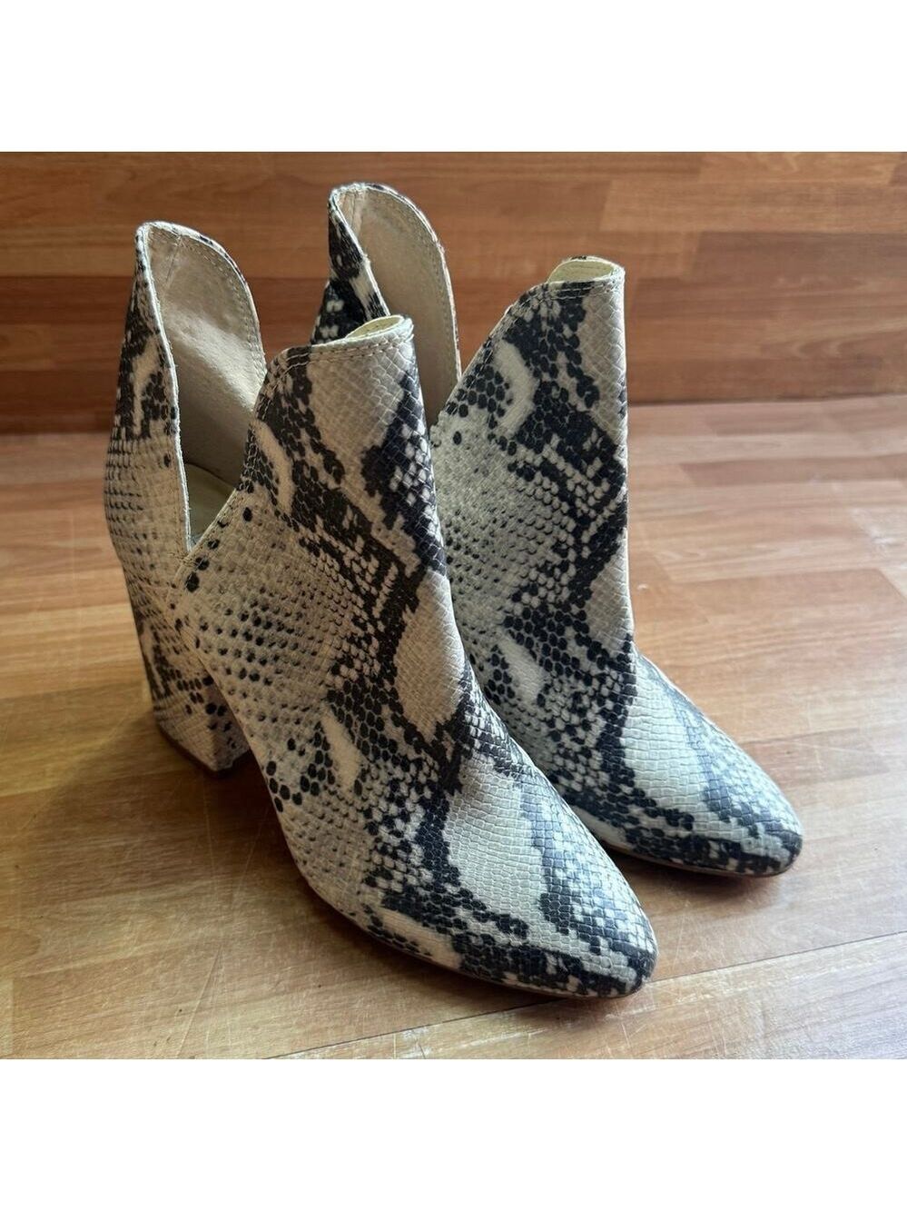 Steve Madden Rookie ankle boots, white snakeskin print. Size 7